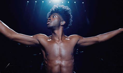 Lil Nas X dances completely naked in Industry Baby video nude。